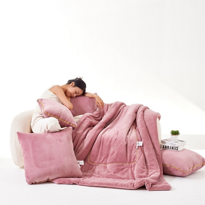 91家纺网 家纺一手货源 找家纺 照世家纺 2024新款牛奶绒纯色抱枕被（控价68/89/129/169/219） 豆沙