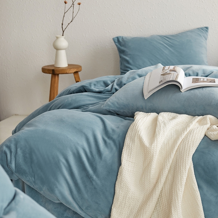 91家纺网 家纺一手货源 找家纺 千朵森 2024新款高克重纯色牛奶绒四件套 微蓝