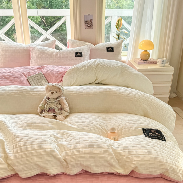 91家纺网 家纺一手货源 找家纺 红日子纺织品 2024新款A类华夫格双拼四件套 奶昔白+少女粉