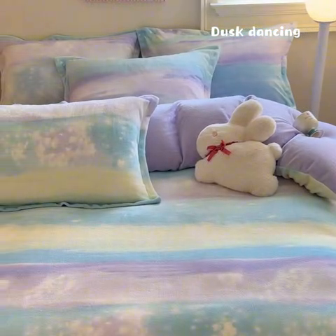 91家纺网 家纺一手货源 找家纺 名兮家居 2024新款卡通时尚风高克重牛奶绒四件套 彩色的梦