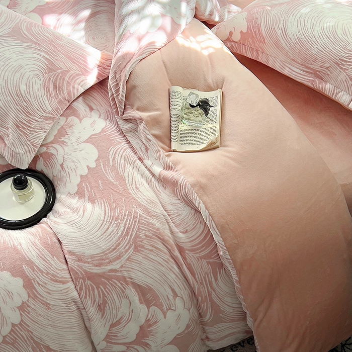 91家纺网 家纺一手货源 找家纺 新印象 2025新款高克重牛奶绒烂花四件套雕花绒四件套浪花-粉