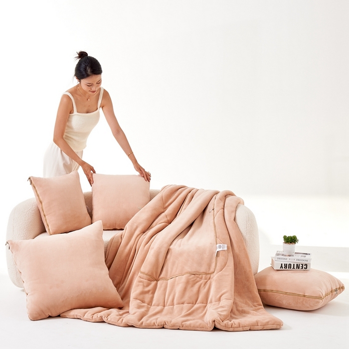 91家纺网 家纺一手货源 找家纺 照世家纺 2024新款牛奶绒纯色抱枕被（控价68/89/129/169/219） 驼色