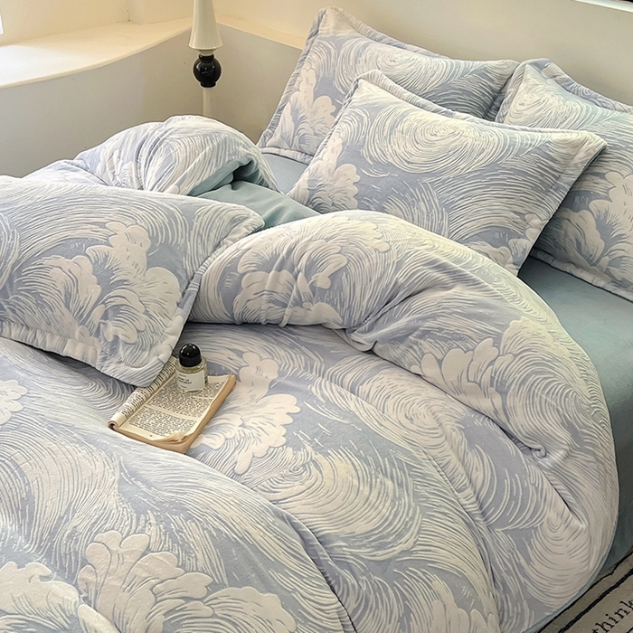 91家纺网 家纺一手货源 找家纺 新印象 2025新款高克重牛奶绒烂花四件套雕花绒四件套浪花-浅兰