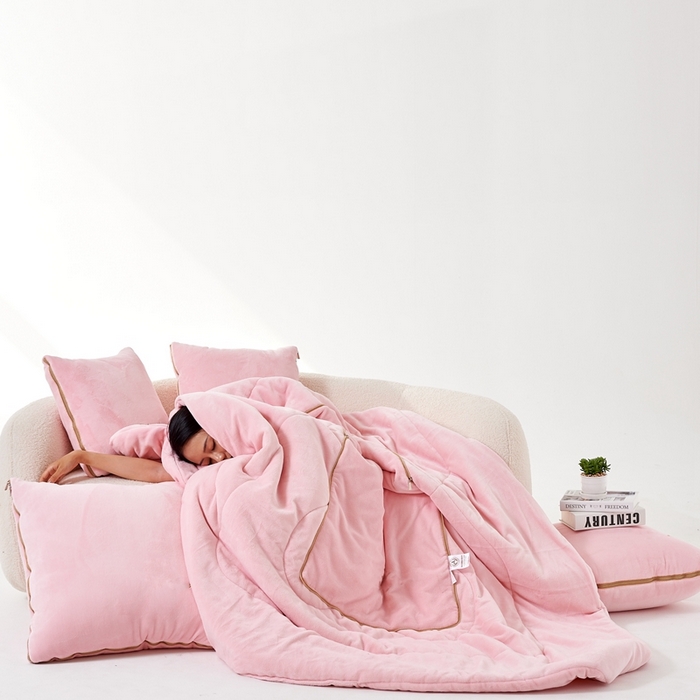 91家纺网 家纺一手货源 找家纺 照世家纺 2024新款牛奶绒纯色抱枕被（控价68/89/129/169/219） 浅粉