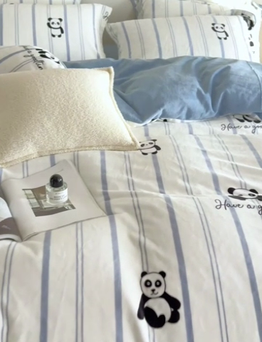 91家纺网 家纺一手货源 找家纺 千朵森 2024新款网红印花熊猫牛奶绒四件套 风格一 梵伊