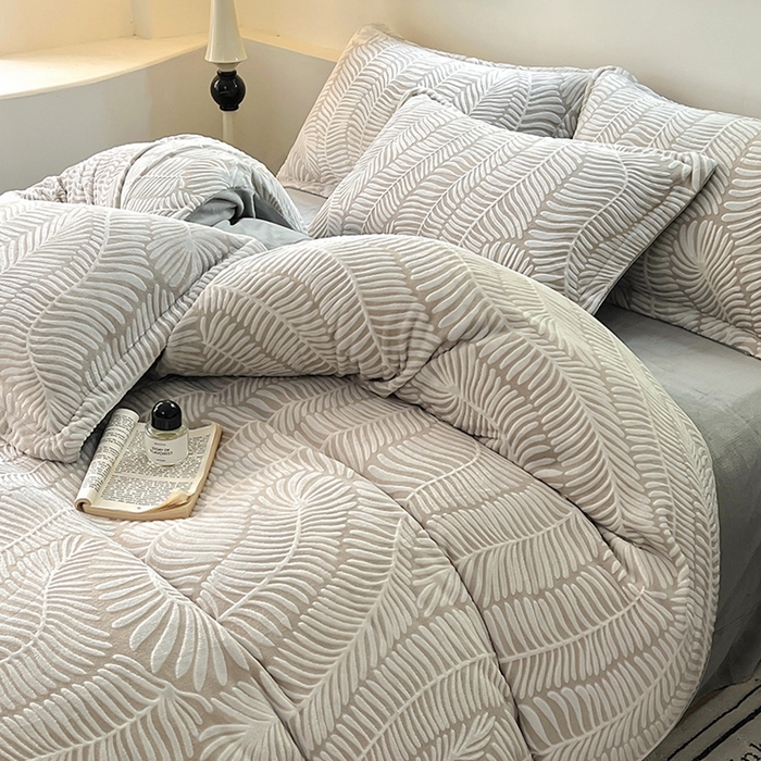 91家纺网 家纺一手货源 找家纺 新印象 2025新款高克重牛奶绒烂花四件套雕花绒四件套冷杉-灰