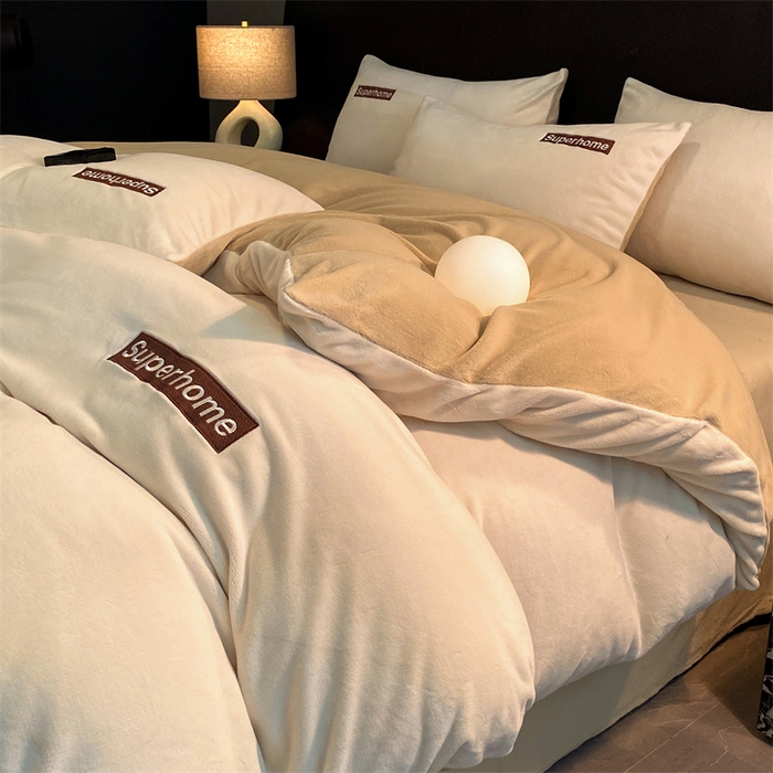 91家纺网 家纺一手货源 找家纺 笙意家纺 2025新款牛奶绒刺绣四件套-杰尼娅系列绒 杰尼亚-奶昔白+奶茶