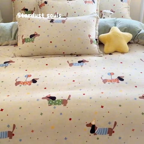 91家纺网 家纺一手货源 找家纺 名兮家居 2024新款卡通时尚风高克重牛奶绒四件套 腊肠狗