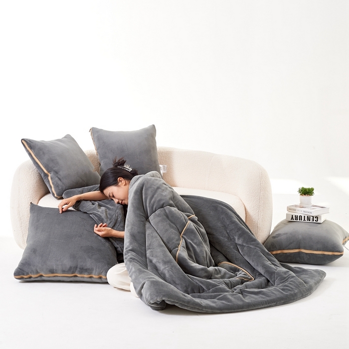 91家纺网 家纺一手货源 找家纺 照世家纺 2024新款牛奶绒纯色抱枕被（控价68/89/129/169/219） 深灰