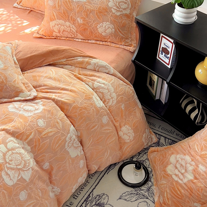 91家纺网 家纺一手货源 找家纺 新印象 2025新款高克重牛奶绒烂花四件套雕花绒四件套浪漫花语