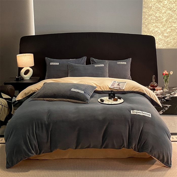 91家纺网 家纺一手货源 找家纺 笙意家纺 2025新款牛奶绒刺绣四件套-杰尼娅系列绒 杰尼亚-绅士灰+奶茶