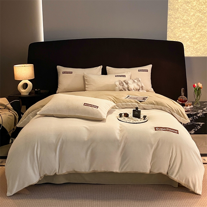 91家纺网 家纺一手货源 找家纺 笙意家纺 2025新款牛奶绒刺绣四件套-杰尼娅系列绒 杰尼亚-奶昔白+奶茶