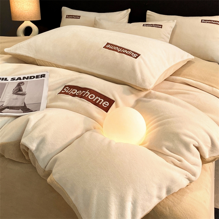 91家纺网 家纺一手货源 找家纺 笙意家纺 2025新款牛奶绒刺绣四件套-杰尼娅系列绒 杰尼亚-奶昔白+奶茶