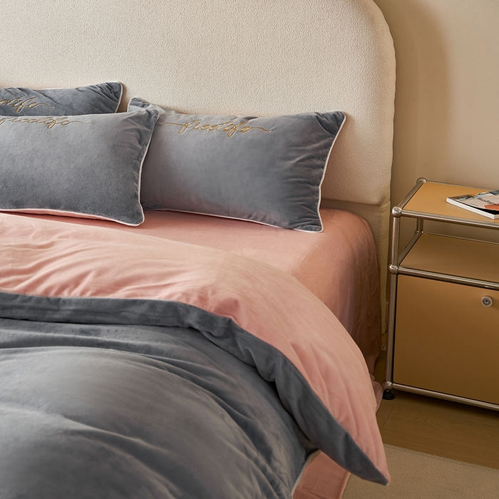 91家纺网 家纺一手货源 找家纺 千朵森 2024新款高端锦丝绒四件套-杰西卡 风格二 杰西卡-烟灰水粉