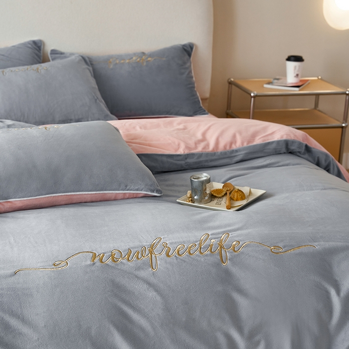 91家纺网 家纺一手货源 找家纺 千朵森 2024新款高端锦丝绒四件套-杰西卡 风格二 杰西卡-烟灰水粉