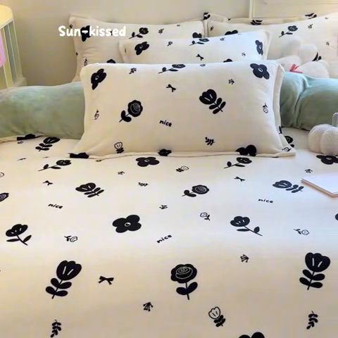 91家纺网 家纺一手货源 找家纺 名兮家居 2024新款卡通时尚风高克重牛奶绒四件套 花溪