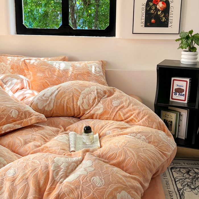 91家纺网 家纺一手货源 找家纺 新印象 2025新款高克重牛奶绒烂花四件套雕花绒四件套浪漫花语