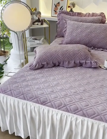 91家纺网 家纺一手货源 找家纺 缦彩 2024新款高克重牛奶绒夹棉床笠式床裙三件套 艾格梦幻紫