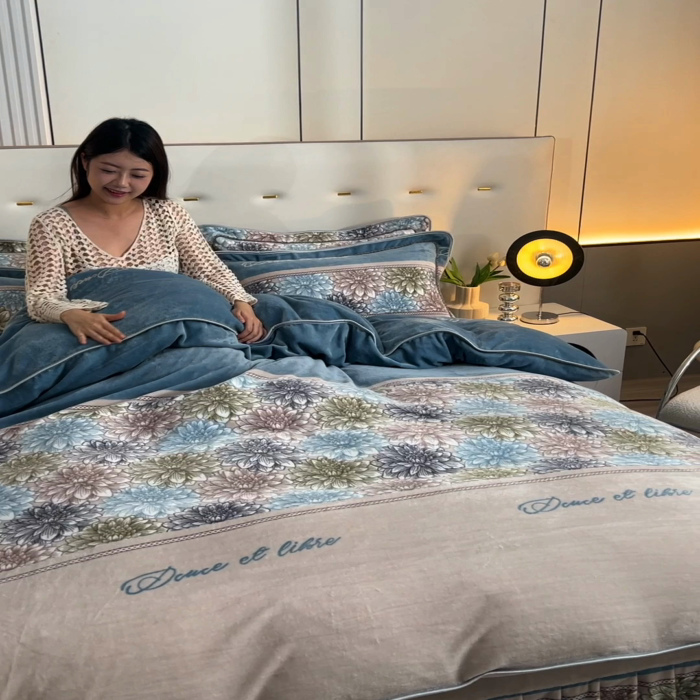 91家纺网 家纺一手货源 找家纺 静缘分 2025新款230克特厚8.5斤牛奶绒金貂绒床裙款保暖四件套-绚丽多彩