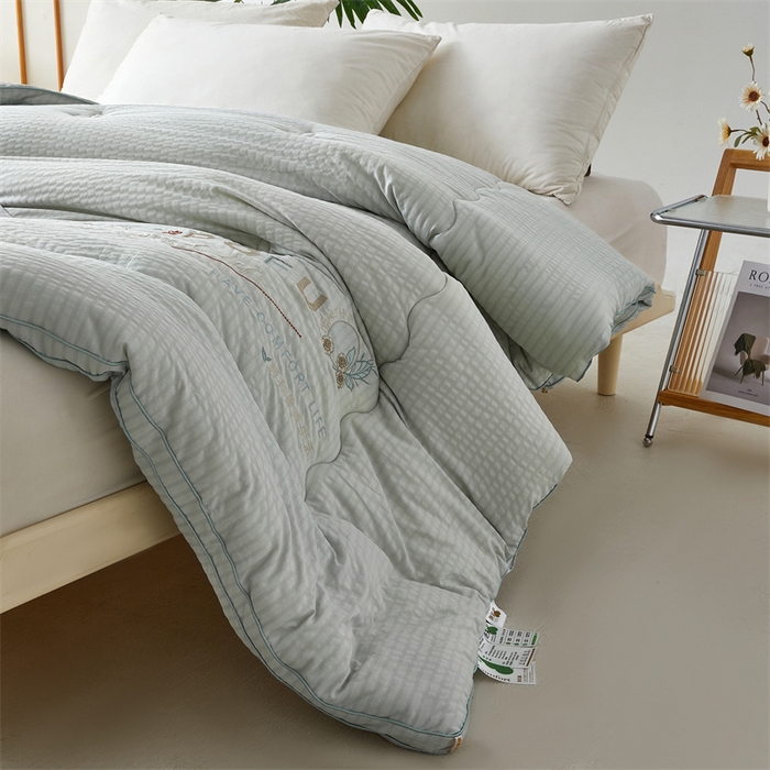91家纺网 家纺一手货源 找家纺 爱宝被业 2025新款泡芙棉刺绣被被 泡芙棉-时尚灰
