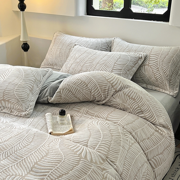 91家纺网 家纺一手货源 找家纺 新印象 2025新款高克重牛奶绒烂花四件套雕花绒四件套冷杉-灰