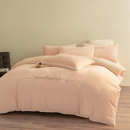 91家纺网 家纺一手货源 找家纺 千朵森 2024新款奢美牛奶绒刺绣四件套 香糯粉