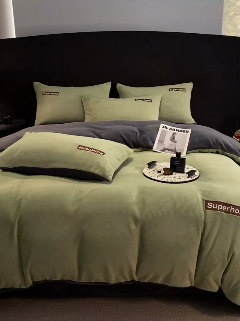 91家纺网 家纺一手货源 找家纺 笙意家纺 2025新款牛奶绒刺绣四件套-杰尼娅系列绒 杰尼亚-月牙绿+绅士灰