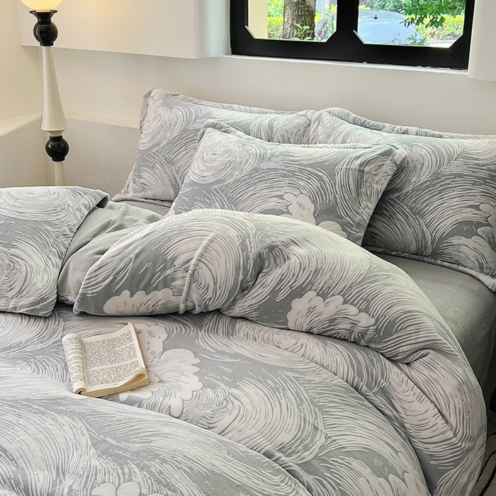 91家纺网 家纺一手货源 找家纺 新印象 2025新款高克重牛奶绒烂花四件套雕花绒四件套浪花-灰