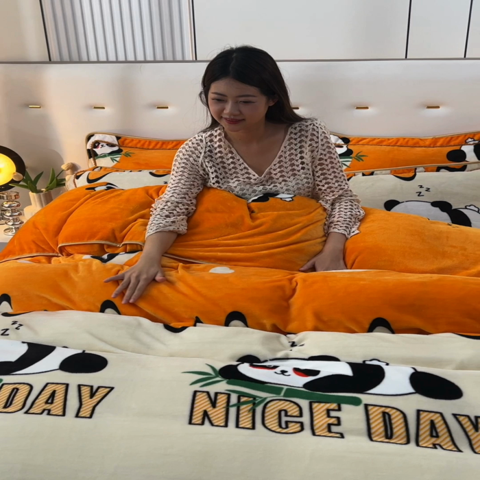 91家纺网 家纺一手货源 找家纺 静缘分 2025新款230克特厚8.5斤牛奶绒金貂绒床裙款保暖四件套-可爱熊猫