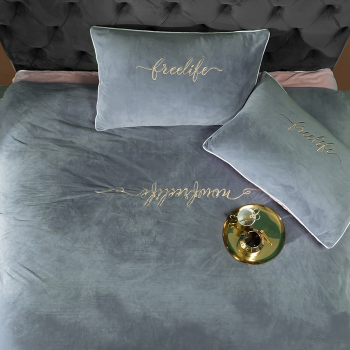 91家纺网 家纺一手货源 找家纺 千朵森 2024新款高端锦丝绒四件套-杰西卡 风格一 杰西卡-烟灰水粉