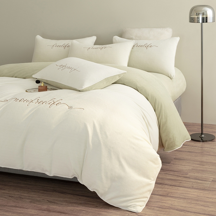 91家纺网 家纺一手货源 找家纺 千朵森 2024新款奢美牛奶绒刺绣四件套 瑞雪白配秧绿