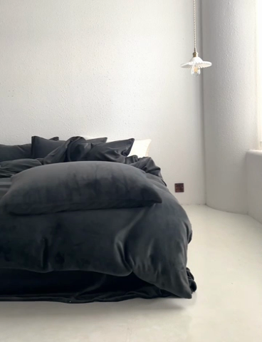 91家纺网 家纺一手货源 找家纺 千朵森 2024新款高克重纯色牛奶绒四件套 墨灰