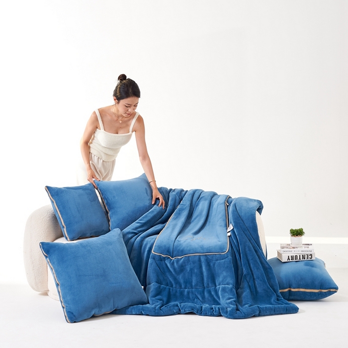 91家纺网 家纺一手货源 找家纺 照世家纺 2024新款牛奶绒纯色抱枕被（控价68/89/129/169/219） 宝石蓝