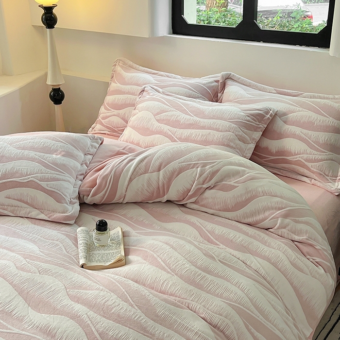 91家纺网 家纺一手货源 找家纺 新印象 2025新款高克重牛奶绒烂花四件套雕花绒四件套流光-粉