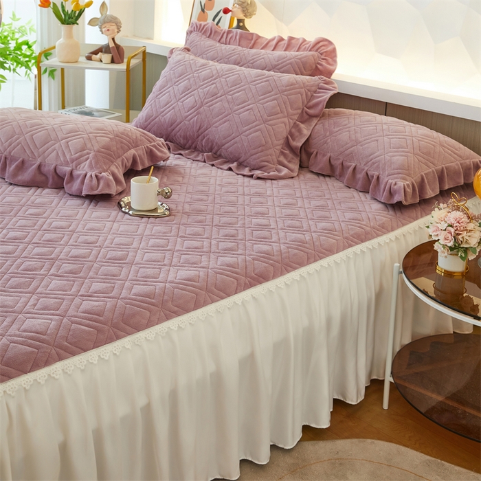 91家纺网 家纺一手货源 找家纺 缦彩 2024新款高克重牛奶绒夹棉床笠式床裙三件套 艾格梦幻紫