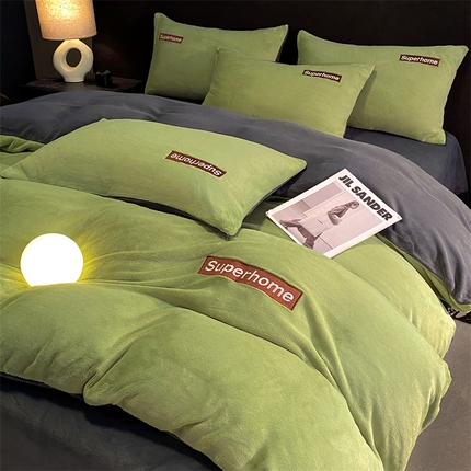 91家纺网 家纺一手货源 找家纺 笙意家纺 2025新款牛奶绒刺绣四件套-杰尼娅系列绒 杰尼亚-月牙绿+绅士灰