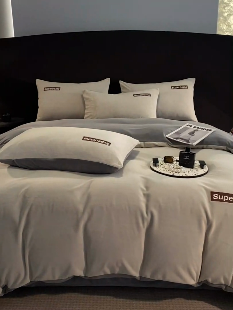 91家纺网 家纺一手货源 找家纺 笙意家纺 2025新款牛奶绒刺绣四件套-杰尼娅系列绒 杰尼亚-山灰+中灰