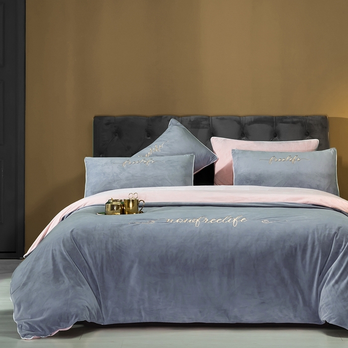 91家纺网 家纺一手货源 找家纺 千朵森 2024新款高端锦丝绒四件套-杰西卡 风格一 杰西卡-烟灰水粉