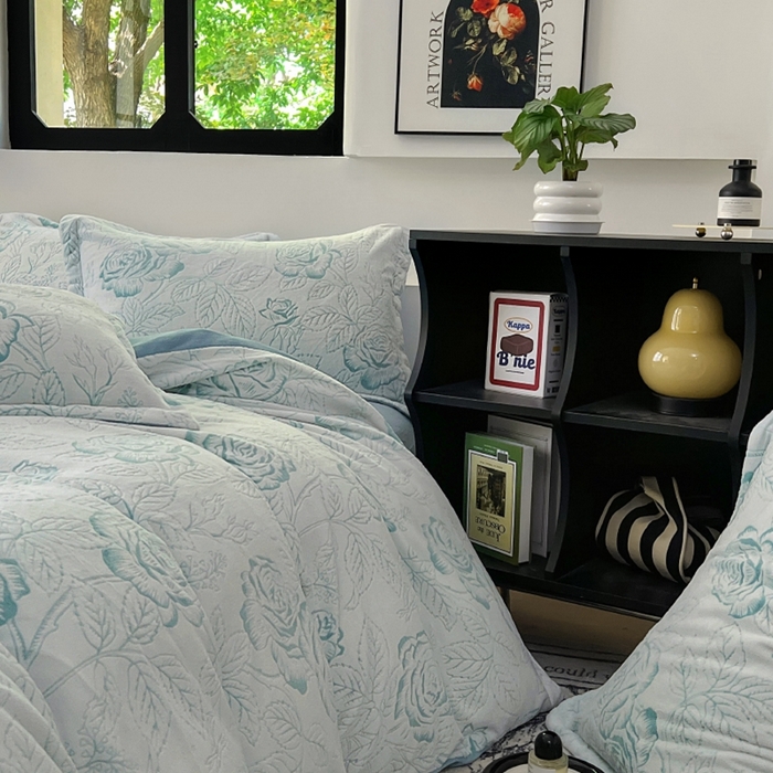 91家纺网 家纺一手货源 找家纺 新印象 2025新款高克重牛奶绒烂花四件套雕花绒四件套浪漫玫瑰-蓝