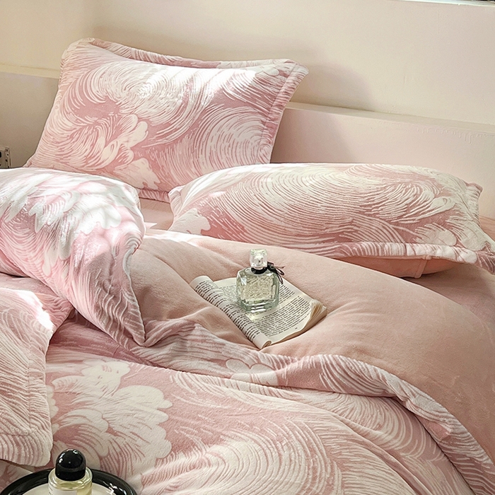 91家纺网 家纺一手货源 找家纺 新印象 2025新款高克重牛奶绒烂花四件套雕花绒四件套浪花-粉