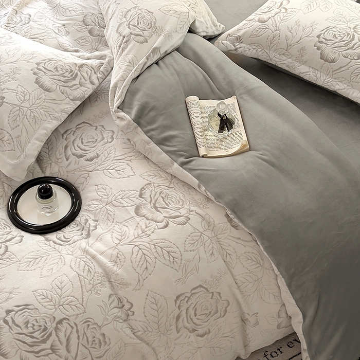 91家纺网 家纺一手货源 找家纺 新印象 2025新款高克重牛奶绒烂花四件套雕花绒四件套浪漫玫瑰