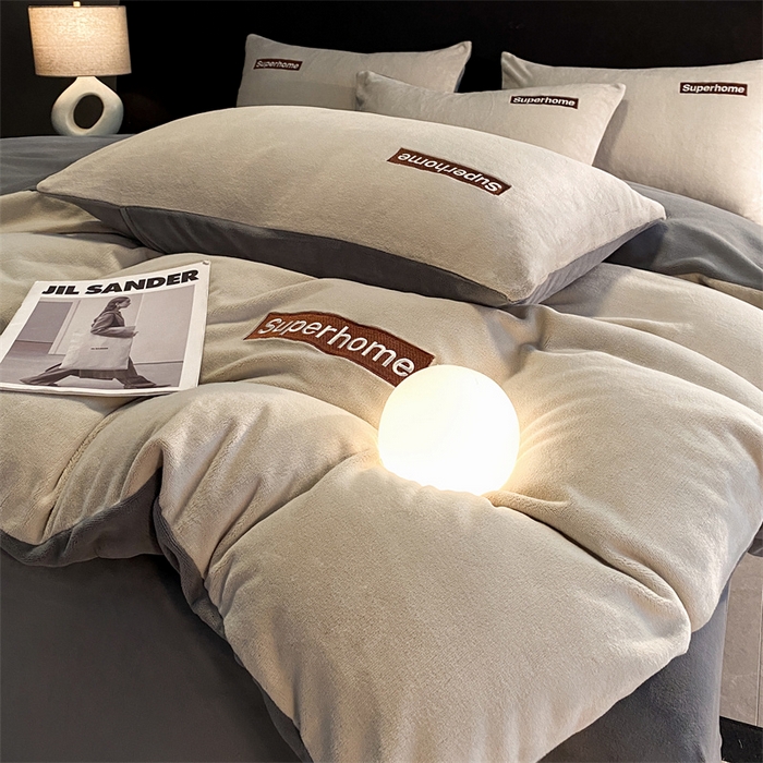 91家纺网 家纺一手货源 找家纺 笙意家纺 2025新款牛奶绒刺绣四件套-杰尼娅系列绒 杰尼亚-山灰+中灰