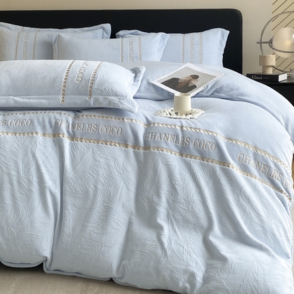 91家纺网 家纺一手货源 找家纺 宇航家纺 2025新款轻奢风芭蕉叶牛奶绒绣花四件套（提供买家秀） 绒芭蕉叶浅蓝