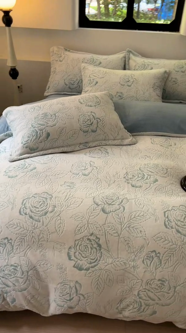 91家纺网 家纺一手货源 找家纺 新印象 2025新款高克重牛奶绒烂花四件套雕花绒四件套浪漫玫瑰-蓝