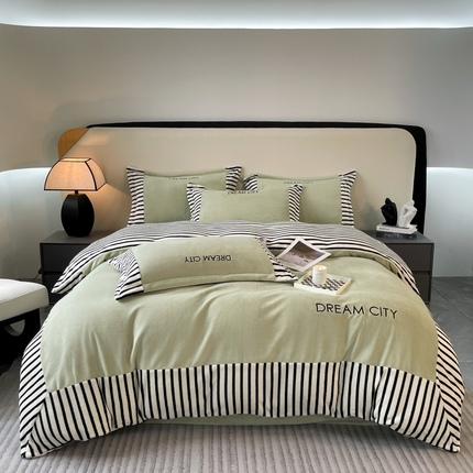 91家纺网 家纺一手货源 找家纺 子曰 2025新款牛奶绒精美拼色刺绣四件套-格林 格林-绿梵