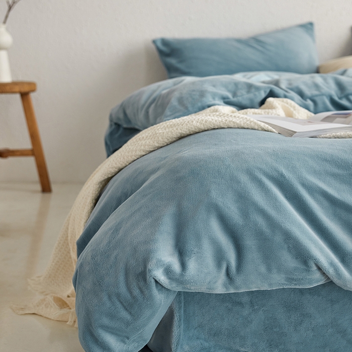 91家纺网 家纺一手货源 找家纺 千朵森 2024新款高克重纯色牛奶绒四件套 微蓝