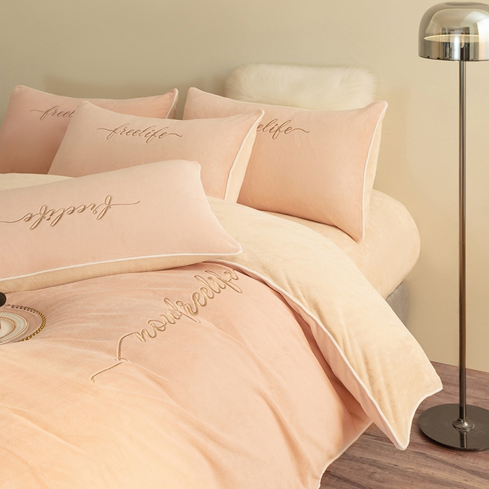 91家纺网 家纺一手货源 找家纺 千朵森 2024新款奢美牛奶绒刺绣四件套 香糯粉