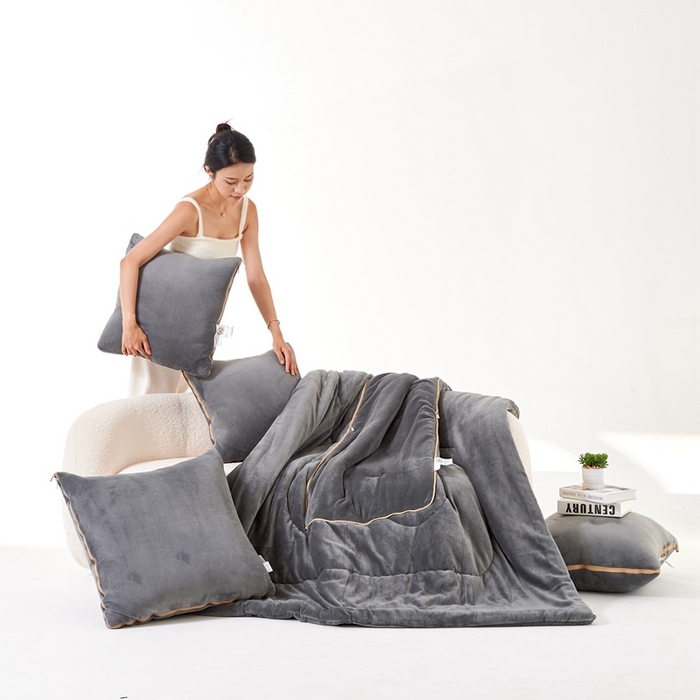 91家纺网 家纺一手货源 找家纺 照世家纺 2024新款牛奶绒纯色抱枕被（控价68/89/129/169/219） 深灰