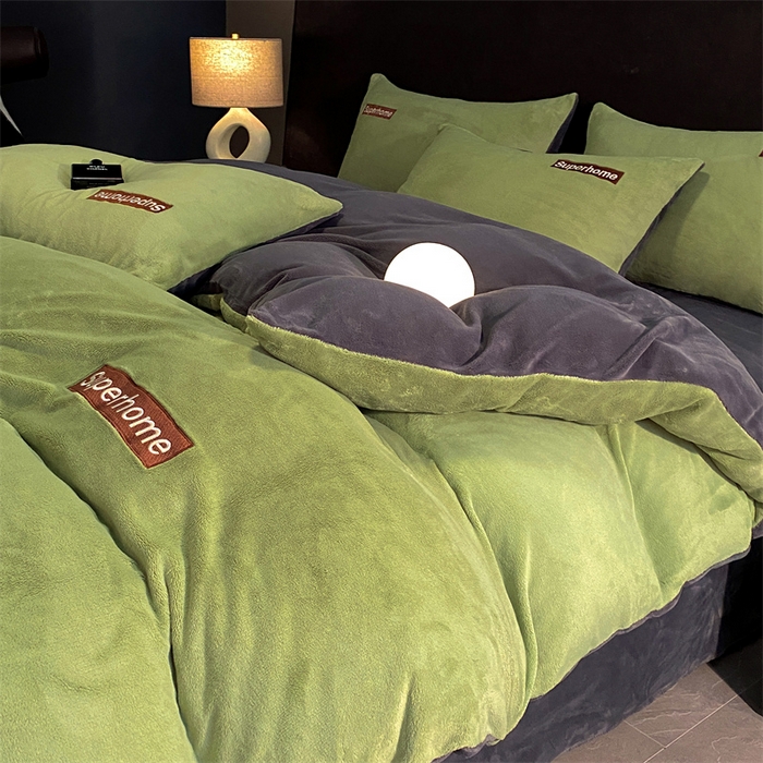 91家纺网 家纺一手货源 找家纺 笙意家纺 2025新款牛奶绒刺绣四件套-杰尼娅系列绒 杰尼亚-月牙绿+绅士灰