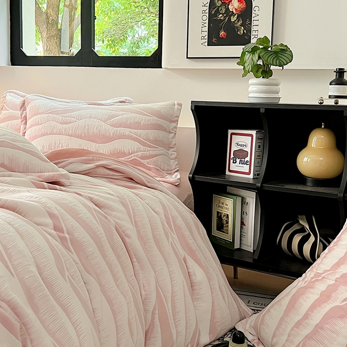 91家纺网 家纺一手货源 找家纺 新印象 2025新款高克重牛奶绒烂花四件套雕花绒四件套流光-粉